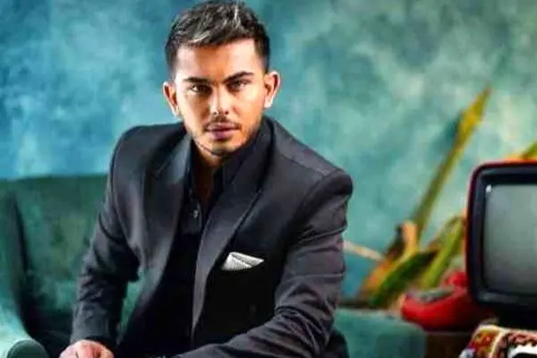 سورپرایز تولد خاص ارسلان قاسمی با حضور سگ کوچکش و کیک فانتزی عجیب!