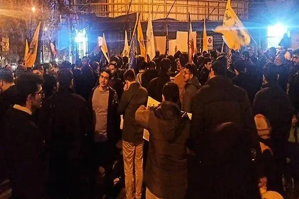 تجمع شبانگاهی مردم تهران در نزدیکی دفتر رئیس جمهور