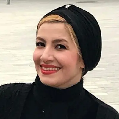 زیارت مشهد به سبک ملیکا زارعی؛ خاله شادونه در حال دعا و نیایش+ عکس