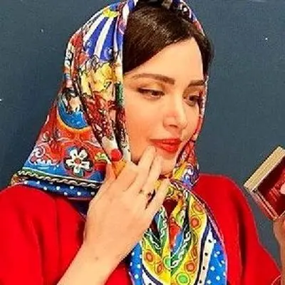 بهنوش طباطبایی در شب یلدا با انار؛ زیبایی بی‌نظیر این بازیگر معروف!