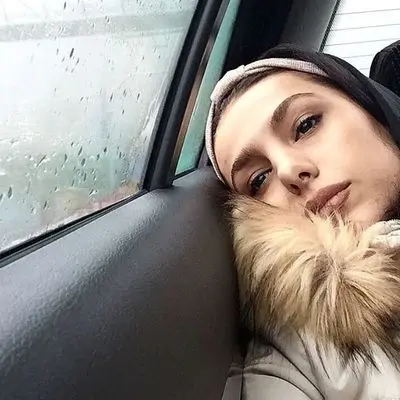 استایل شیک دلشاد با چند لایه جین لاکچری در خیابان‌های بالاشهر تهران