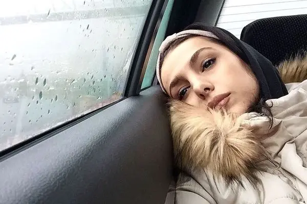 استایل شیک دلشاد با چند لایه جین لاکچری در خیابان‌های بالاشهر تهران