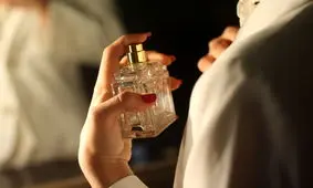 چرا در فصل تابستان و پیش از قرار گرفتن در معرض نور مستقیم آفتاب، باید از زدن عطر پرهیز کرد؟