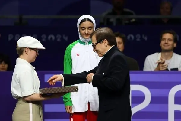 جکی چان به دختر ایرانی جایزه داد!