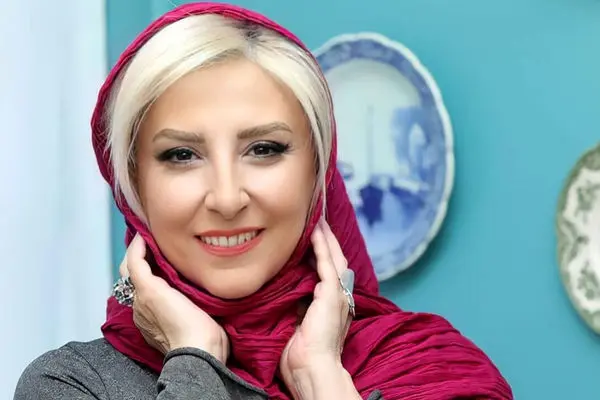 تغییر چهره مرجان گلچین با روسری شیک مینی اسکارف / انگار قالی کرمونه!