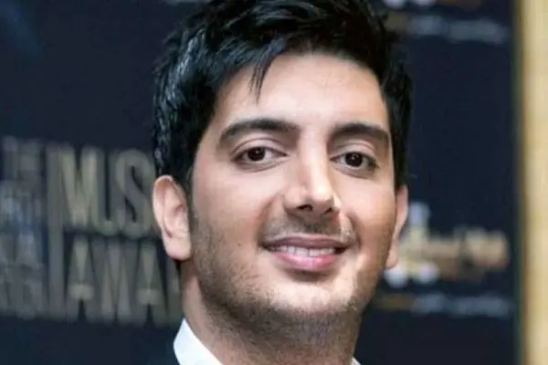 فرزاد فرزین با لباس جین؛ استایل دهه هشتادی که از سر زبان‌ها نمی‌افتد!