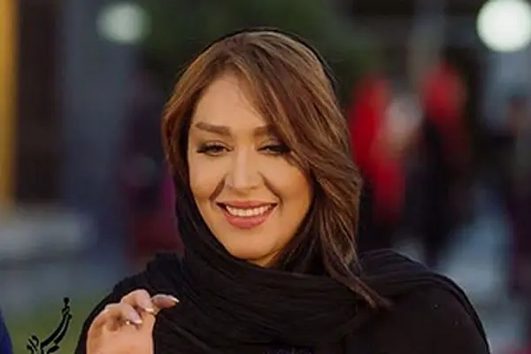 ژست خارق‌العاده سارا منجزی‌پور در دل آفتاب داغ!