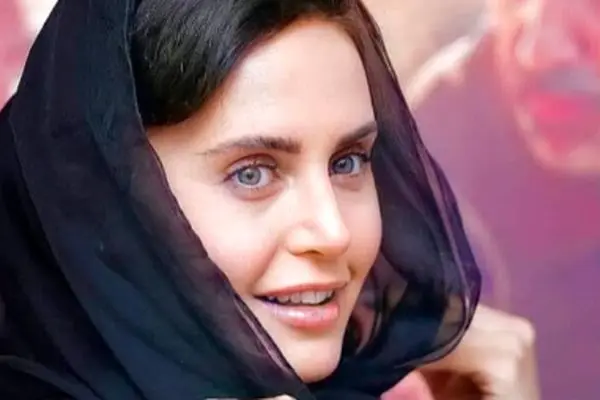 الناز شاکردوست با کیک تولد شکلاتی عجیب روی سنگ وسط آب!