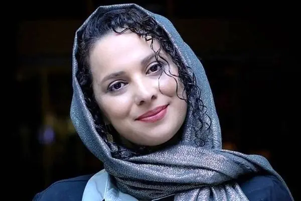 استایل شیک و باکلاس روشنک عجمیان در یک کافه لوکس